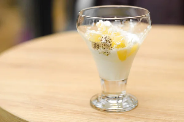 ananas, Hindistan cevizi ve arka plan cam kase fındık ile beyaz dondurma.