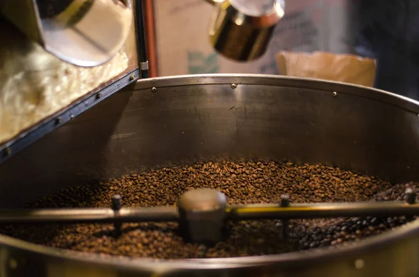 Industrial roasting coffee beans. Equipment demonstration. Lviv coffee shop. — Stock Photo, Image