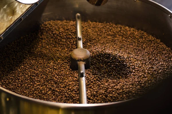 Industrielle Kaffeeröstung. Gerätevorführung. lviv Kaffeehaus. — Stockfoto