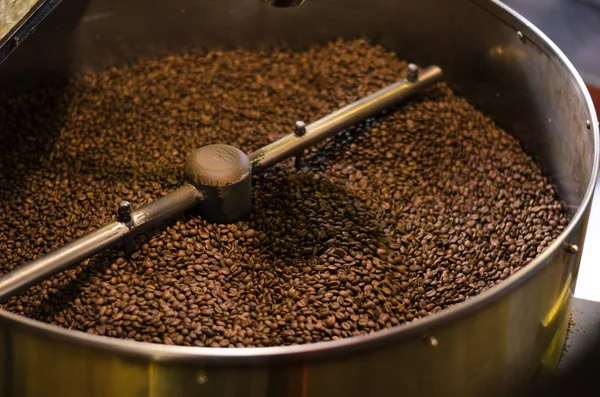 Industrial roasting coffee beans. Equipment demonstration. Lviv coffee shop. — Stock Photo, Image