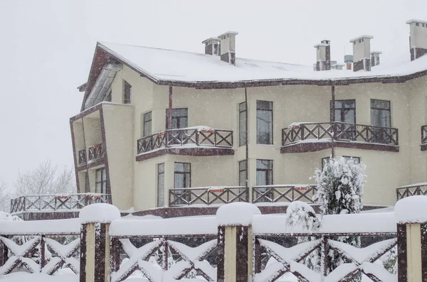 Modernes Designhaus im schneebedeckten Winter. — Stockfoto