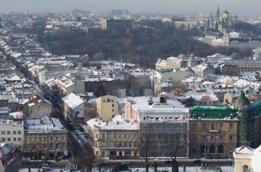 Kış kar, Ukraine.Lviv veya Lvov, Doğu Ukrayna - city hall Saat Kulesi şehrin görünümünü kapsadığı Lviv Panoraması.