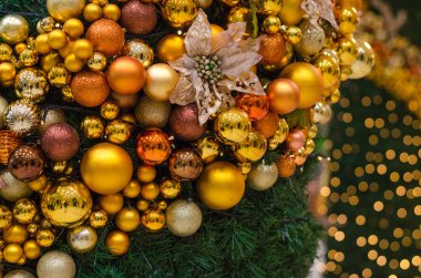 Otelin zemin üzerine mavi modern resepsiyon masası üzerinde Noel süsleri.