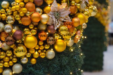 Otelin zemin üzerine mavi modern resepsiyon masası üzerinde Noel süsleri.