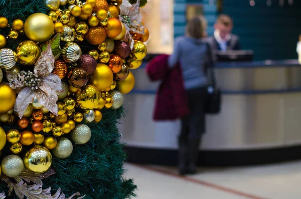 Otelin zemin üzerine mavi modern resepsiyon masası üzerinde Noel süsleri.