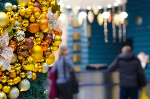 Otelin zemin üzerine mavi modern resepsiyon masası üzerinde Noel süsleri.