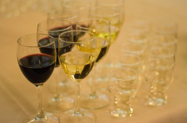 Kırmızı ve beyaz şarap ile şarap gözlük iki satır.