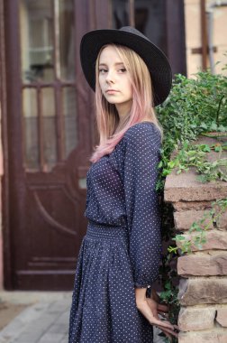 Güzel ve genç birbayan boho tarzda giyinmiş. Kız eski şehrin arka plan üzerinde.