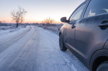 Kış aylarında göl yolda crossover gider.