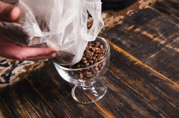 Studio Shot of Coffee Beans w torbie. — Zdjęcie stockowe