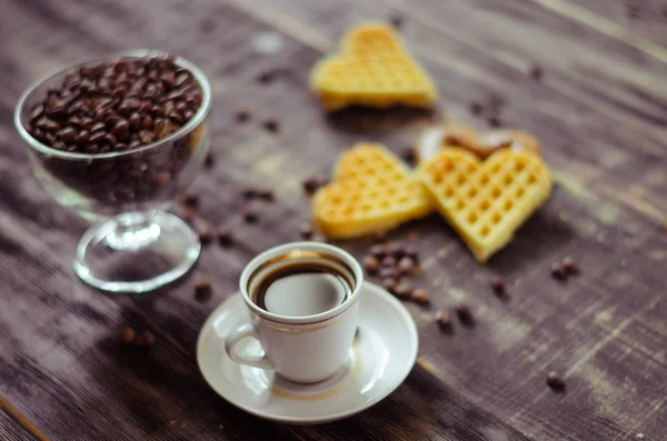 White coffee cup and coffee beans on old wooden background. — Stock Photo, Image