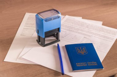 Belge ve damgalar ve işaretleri ile dolar ve hrivna Ukrayna pasaportu