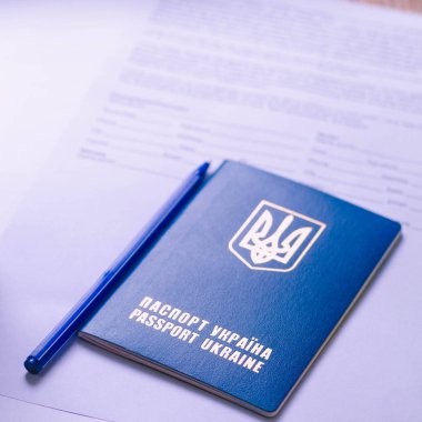Belgeler ve pulları ile Ukrayna pasaportu