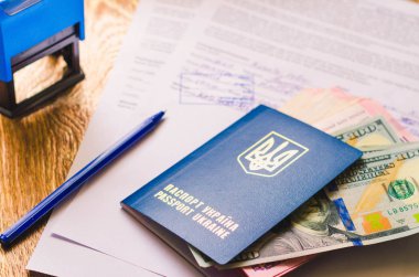 Belge ve damgalar ve işaretleri ile dolar ve hrivna Ukrayna pasaportu