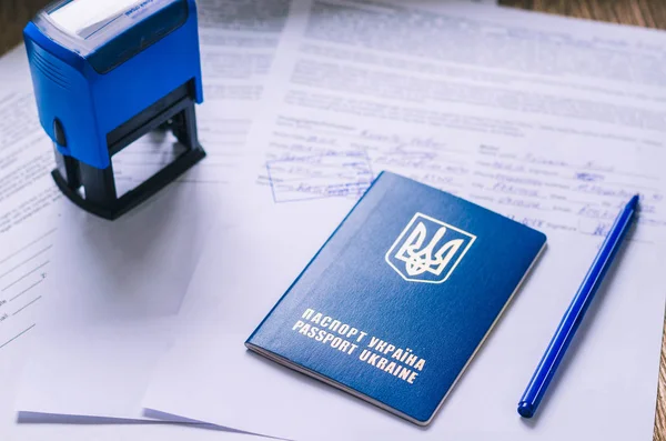 Belgeler ve pulları ile Ukrayna pasaportu.