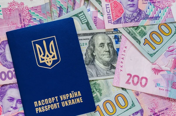 Международный паспорт Украины с гривнами на фоне долларов США . — стоковое фото