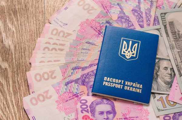 Passaporte ucraniano com documentos e selos e sinais com dólares e hrivna — Fotografia de Stock