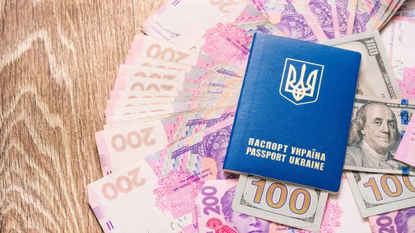 Украинский паспорт с документами и штампами и табличками с долларами и гривной — стоковое фото