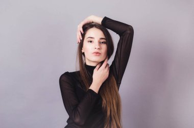 Fotoğraf makinesi portre genç Studio gri poz siyah giysili güzel kadın.