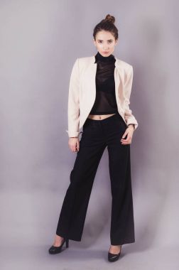 Fotoğraf makinesi portre genç Studio gri poz siyah giysili güzel kadın.