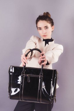 Bayanlar çanta olan bir genç gülümseyen iş kadın önden görünümü.