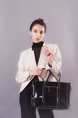 Bayanlar çanta olan bir genç gülümseyen iş kadın önden görünümü.