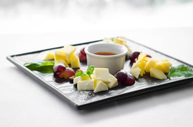 Bal ve fındık Restoran siyah plaka ile çeşitli peynirler.