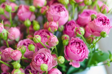 Düğün buket gül ve pions çilek ve lavanta ile yeşillik.