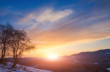 Soğuk bir sabah. Karla kaplı dağların güzel manzarası. Şarjör