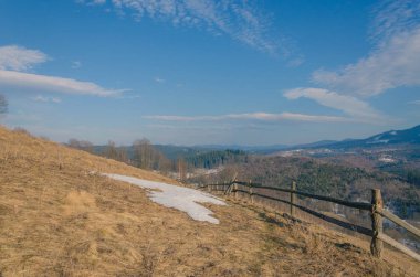 Dağlarda bahar. Tepede kar eriyor.