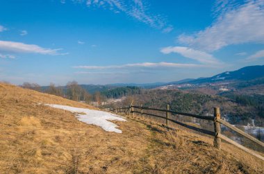 Dağlarda bahar. Tepede kar eriyor.