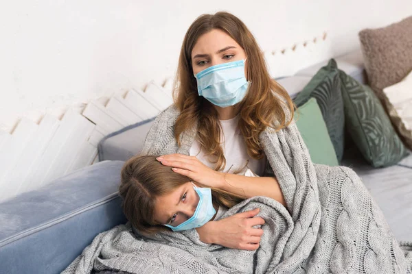 Madre Cuidar Hija Máscara Médica Recuperación Enfermedad —  Fotos de Stock