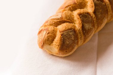 Ev yapımı ekmek doğal ışık ile beyaz bir bez üzerinde dinlenme