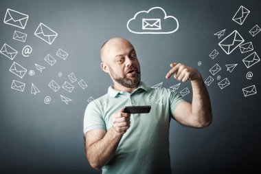 Mutlu sakallı orta yaşlı adam yeni smartphone cep telefonu kullanarak Internet dünya çapında tarama bağlı tutan