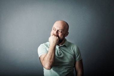 Kızgın tahriş agresif sakallı orta yaşlı adam ekose Şir