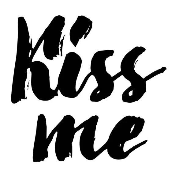 Поцелуй меня. Творческая каллиграфия и кисть на белом фоне — стоковый вектор