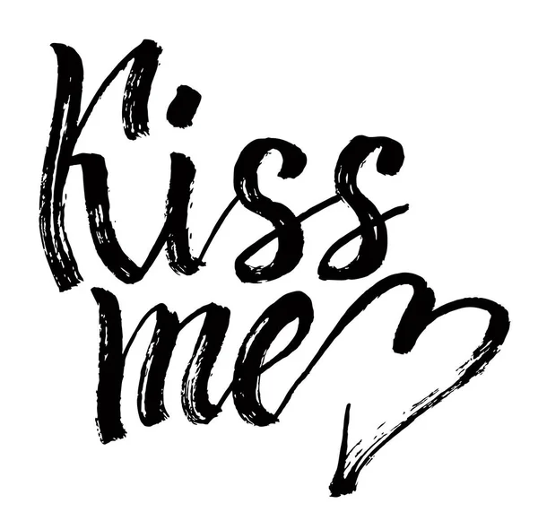 Küss mich. Pinselschrift. handschriftliches modernes Kalligraphie-Zitat. Hochzeitstag und glücklicher Valentinstag. Vektor — Stockvektor