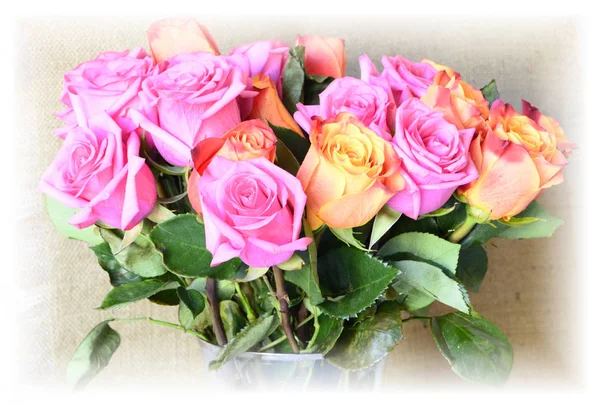 Bir buket gül. Yeşil yapraklar. Pembe ve çay rengi.