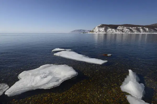 Buz, kayalar, kışın su Baykal