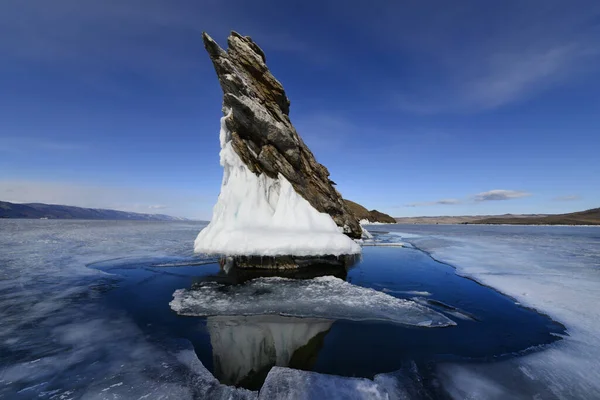 Buz, kayalar, kışın su Baykal