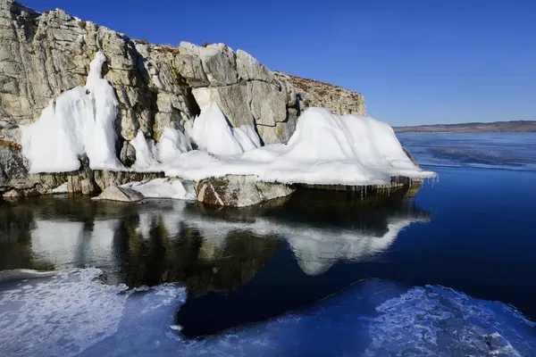 Buz, kayalar, kışın su Baykal