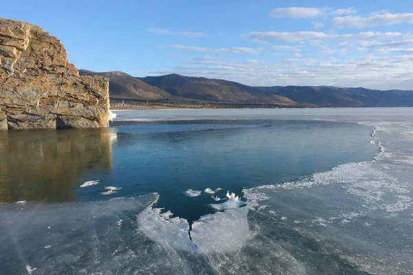 Buz, kayalar, kışın su Baykal