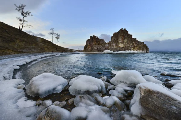 Kar ve dağlarla kaplı kış manzarası