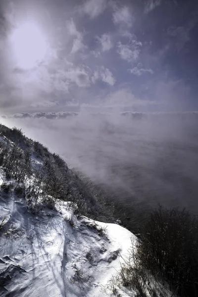 Dağların üzerinden bulutlar
