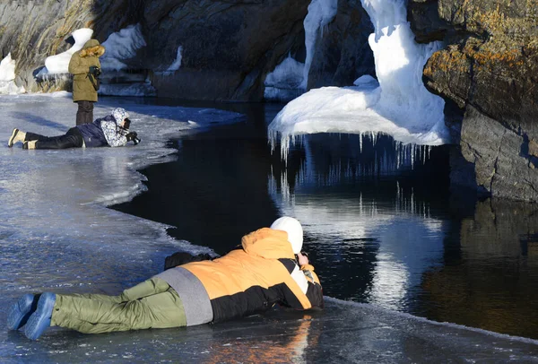 Üç kadın fotoğrafçı Baykal Gölü 'ndeki buz ve kayaları kaldırdı.
