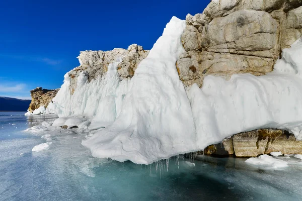 Buz Bakal Gölü 'nde eriyor. Buzlu buzlu.