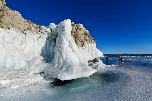 バカル湖で氷が溶けている 岩の上の氷 氷の上の人々 — ストック写真