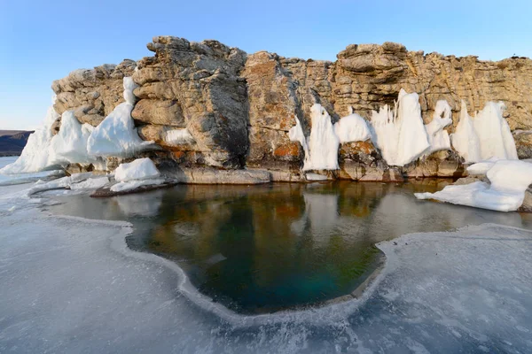 Buz Bakal Gölü 'nde eriyor. Buzlu buzlu.