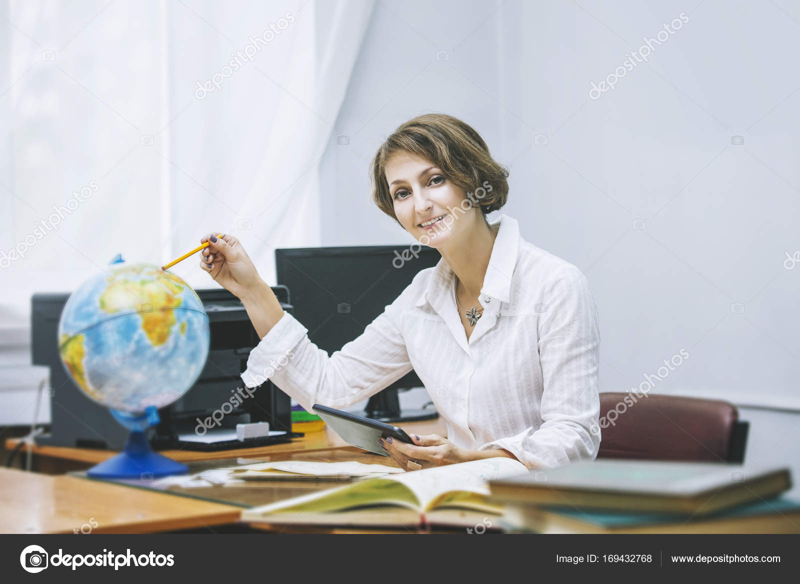 портреты молодых учительниц. счастливый учитель. картинки teacher's pointer. учитель географии женщина молодая. молодые женщины учителя.