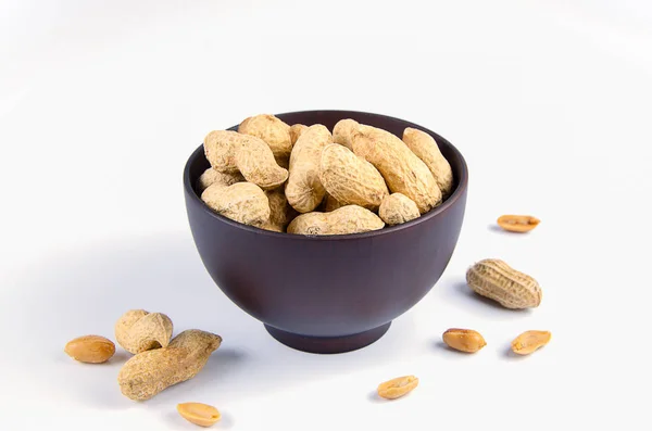 Cacahuètes dans un bol en bois. — Photo